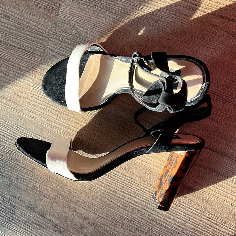 White House black market Color Block Heel sandal black and white size 9.5